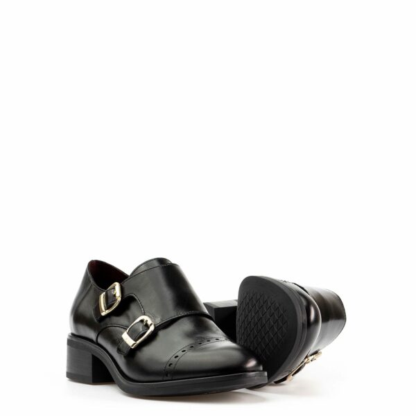Zapato plano negro con hebillas en Acampada Shoes ref:6095