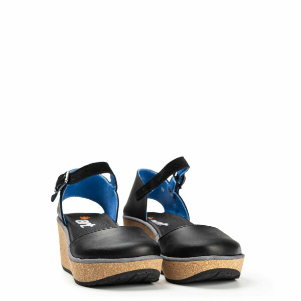 Sandalia negra cuña con hebilla Acampada Shoes ref: 6818