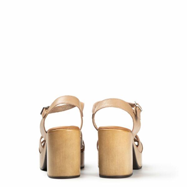 Sandalia beige tacón cuadrado en Acampada Shoes ref: 6970